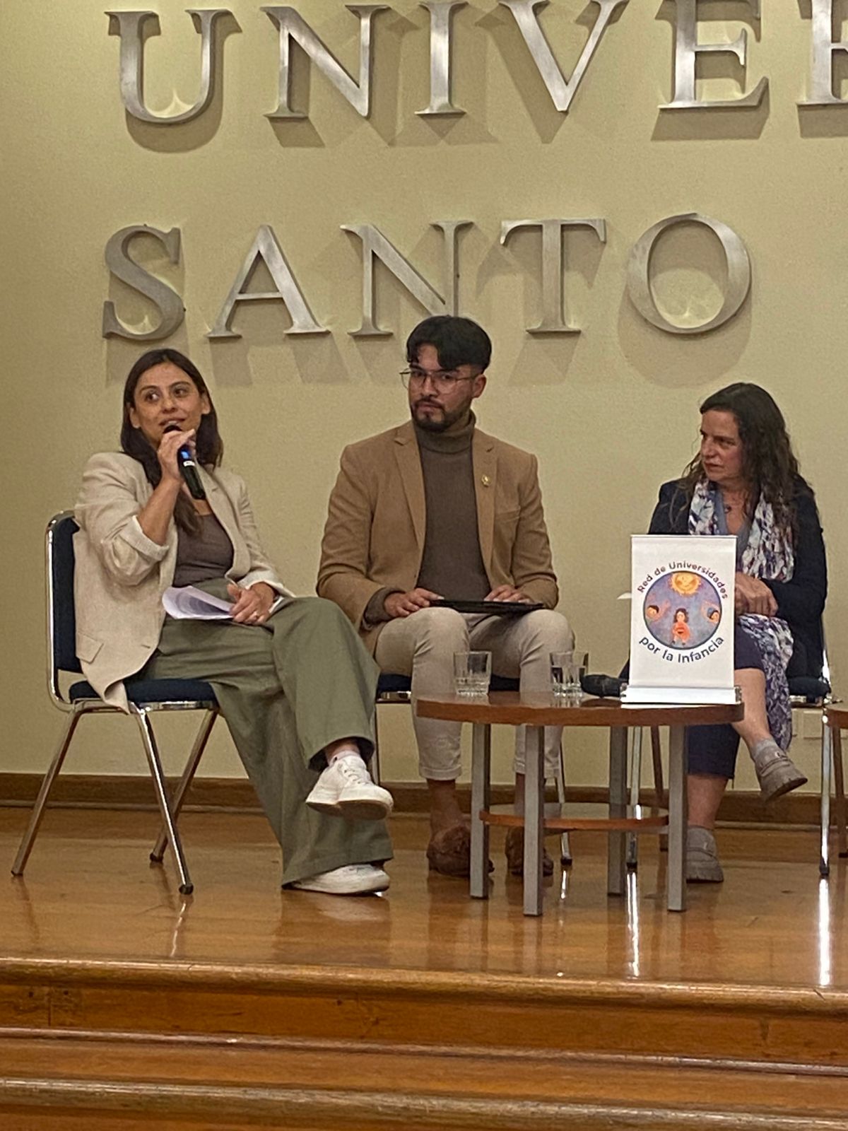 Participación en panel universitario