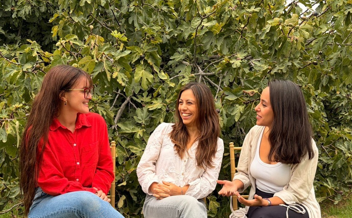 Integrantes de Grupo Clínico Psicomiradas conversando