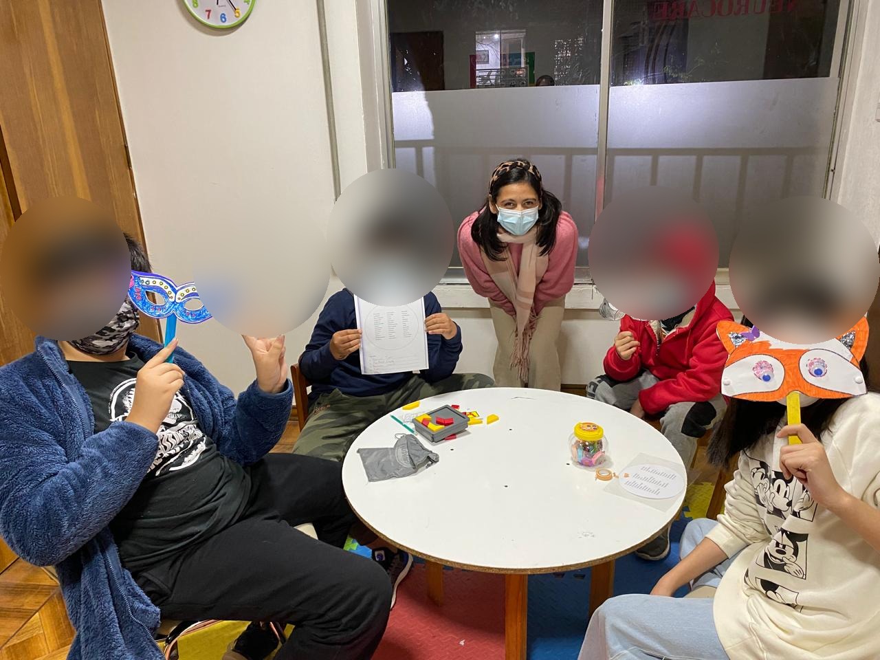Taller con niños y niñas con sus rostros protegidos